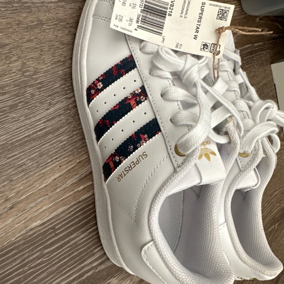 Adidas superstars size 7 women’s - Picture 4 of 4